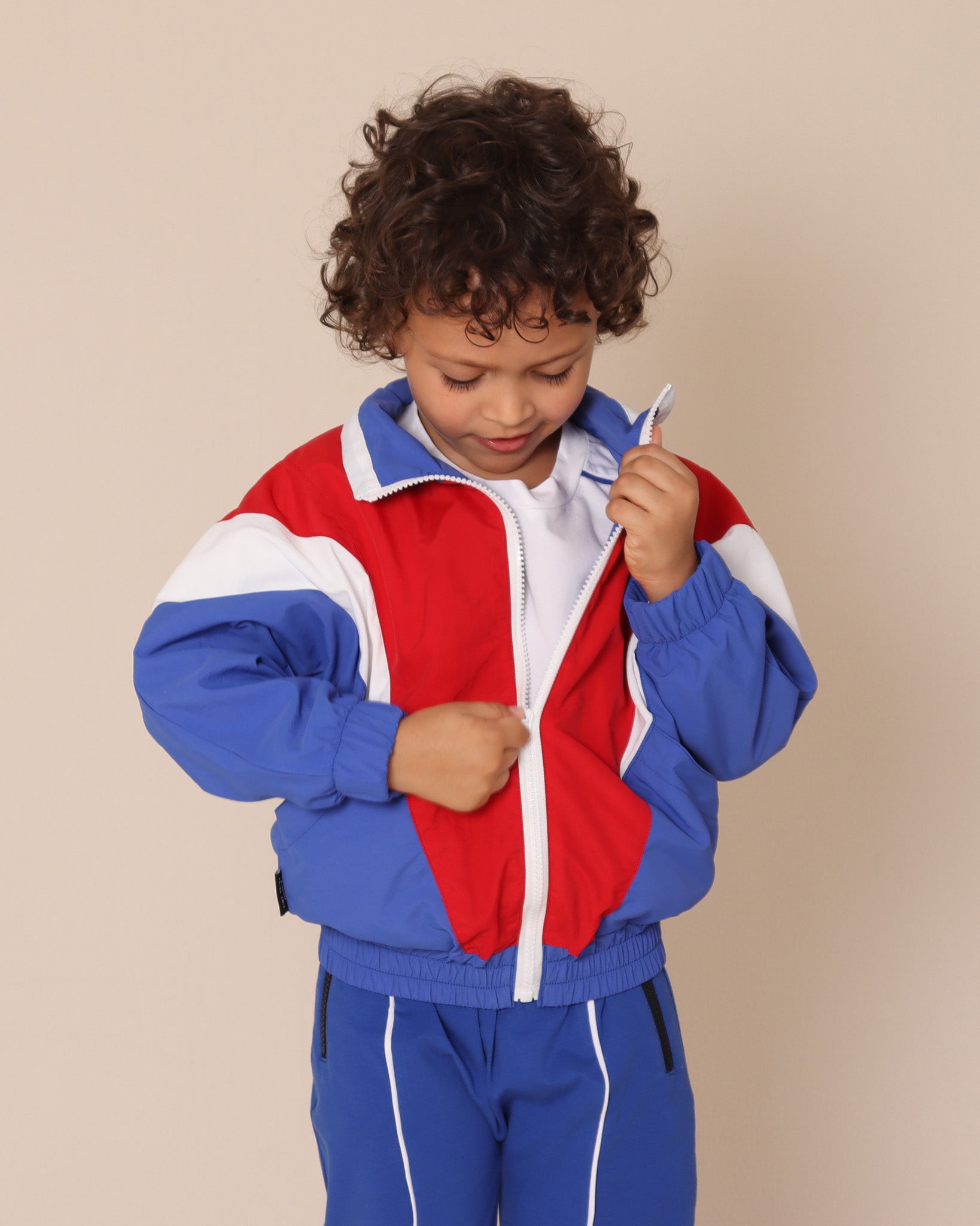 Veste bleue et rouge segmentée