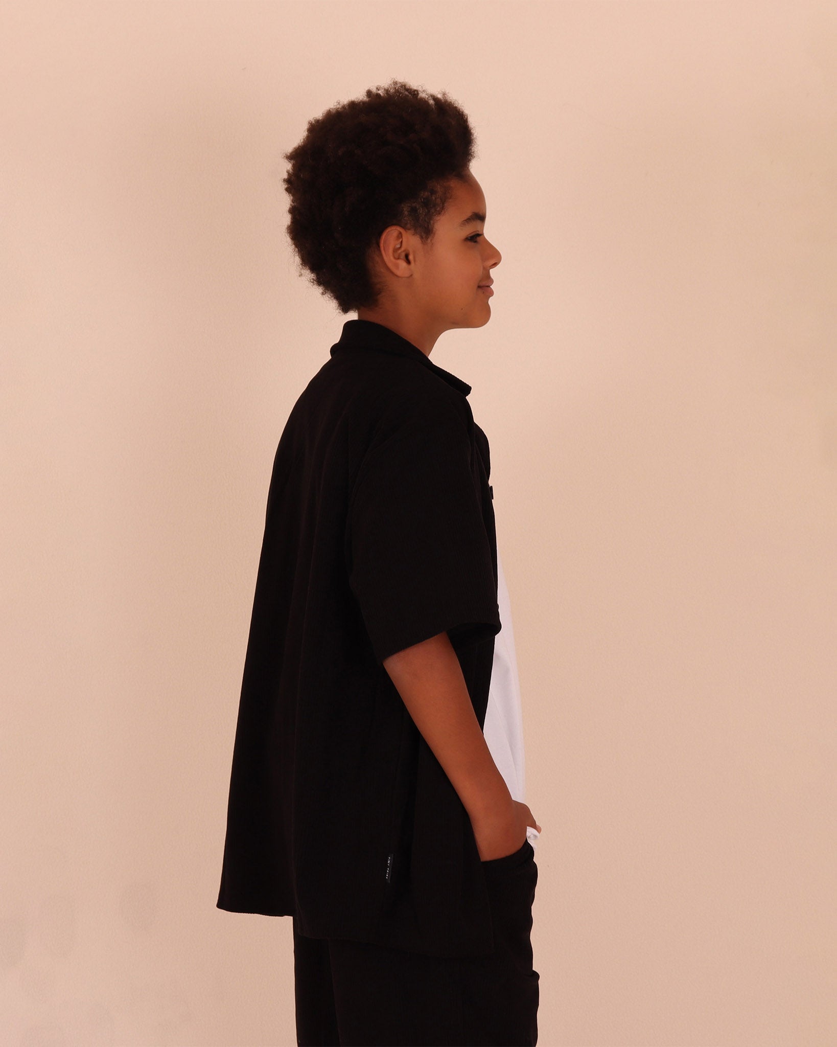 Chemise boutonnée à manches courtes en velours côtelé noir
